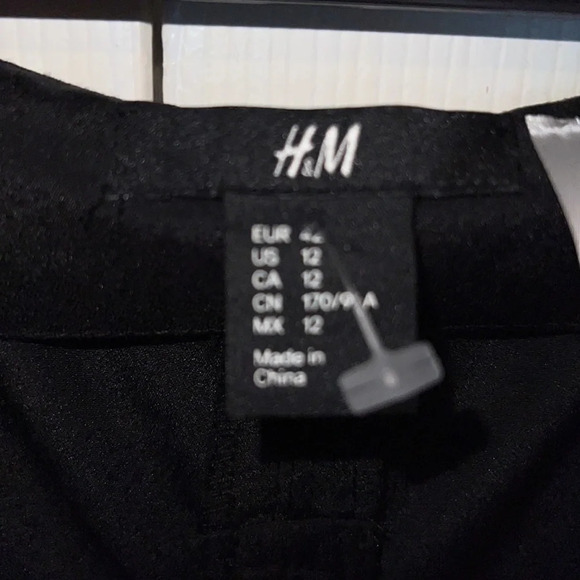 H&M black VNeck peplum sleevesless blouse with zipper back detail  Sz 12 - Picture 3 of 11